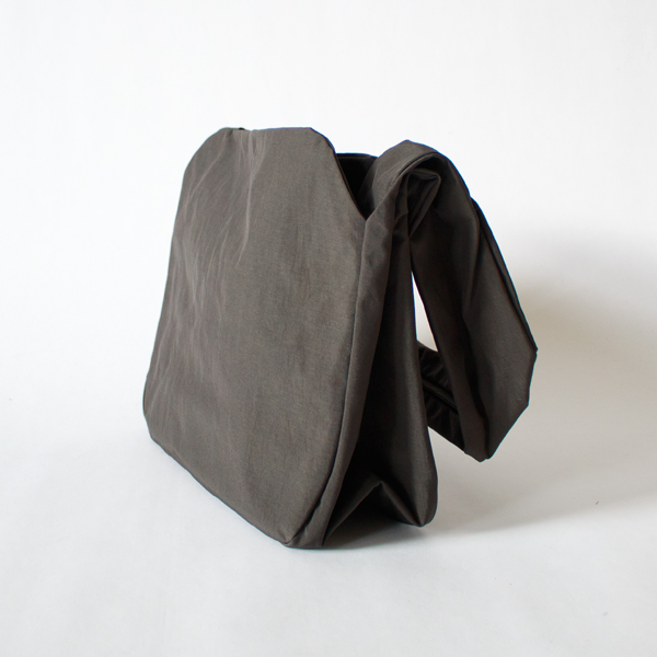 弱撥水シュリンクナイロンショルダーバッグ RONNNE S(CHARCOAL) 弱撥水シュリンクナイロンショルダーバッグ RONNNE S(CHARCOAL)