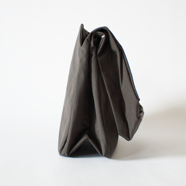 弱撥水シュリンクナイロンショルダーバッグ RONNNE S(CHARCOAL) 弱撥水シュリンクナイロンショルダーバッグ RONNNE S(CHARCOAL)