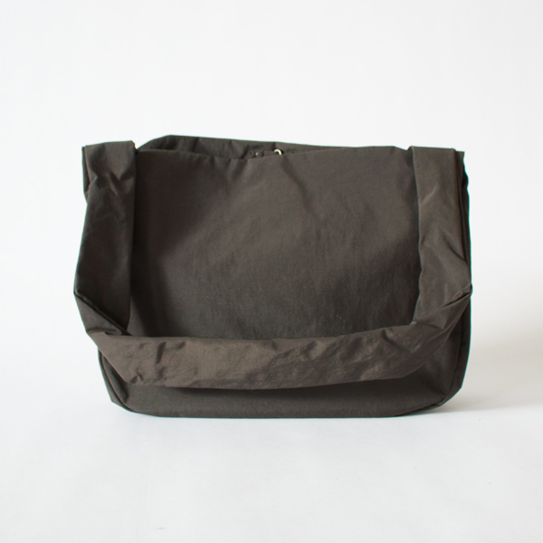 弱撥水シュリンクナイロンショルダーバッグ RONNNE S(CHARCOAL) 弱撥水シュリンクナイロンショルダーバッグ RONNNE S(CHARCOAL)
