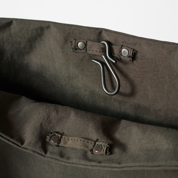 開け口はフックでとめられる仕様(CHARCOAL) 開け口はフックでとめられる仕様(CHARCOAL)