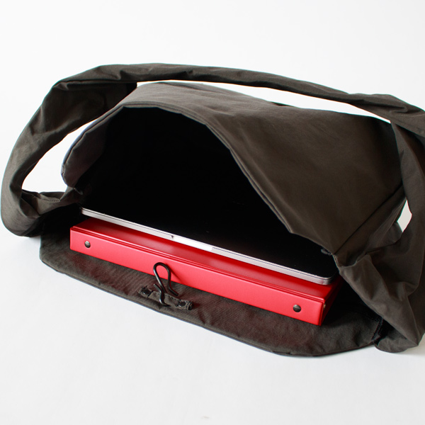 A4やPCも安心して入る収納力(CHARCOAL) A4やPCも安心して入る収納力(CHARCOAL)