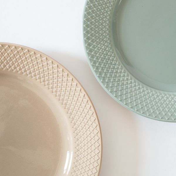 左:Clay(23cm)、右:Moss(21cm) 左:Clay(23cm)、右:Moss(21cm)