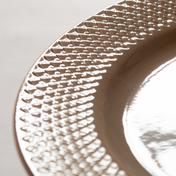 リム部分には中心から外側へ放射状に広がる、アーティチョークを思わせるような繊細なレリーフが施されています。 リム部分には中心から外側へ放射状に広がる、アーティチョークを思わせるような繊細なレリーフが施されています。