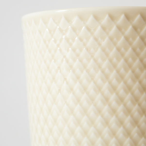 リム部分には中心から外側へ放射状に広がる、アーティチョークを思わせるような繊細なレリーフが施されています。