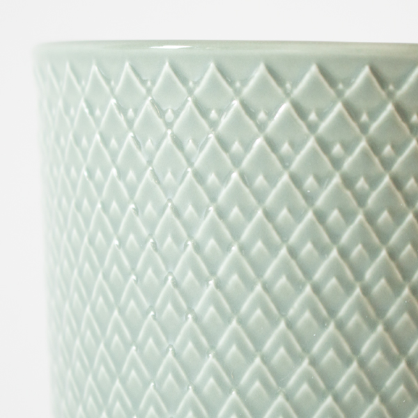 ム部分には中心から外側へ放射状に広がる、アーティチョークを思わせるような繊細なレリーフが施されています。