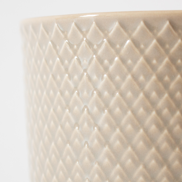 アーティチョークを思わせるような繊細なレリーフ