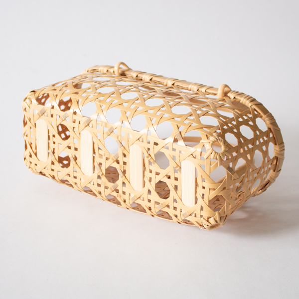 みやすい四隅には籐巻きで補強が施されているので、安心して長くお使いいただけます。