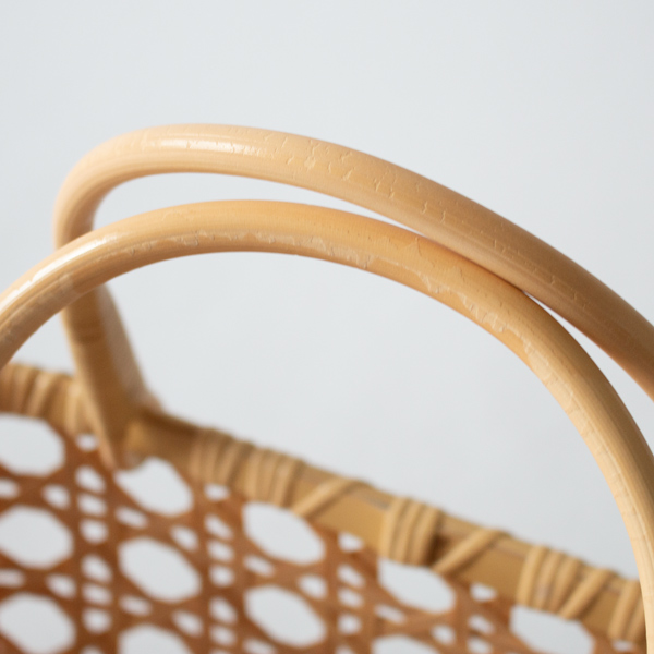 持ち手には丸籐を使用することで、持ちやすさと丈夫さ両立させています。