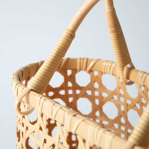 持ち手には丸籐を使用することで、持ちやすさと丈夫さ両立させています。