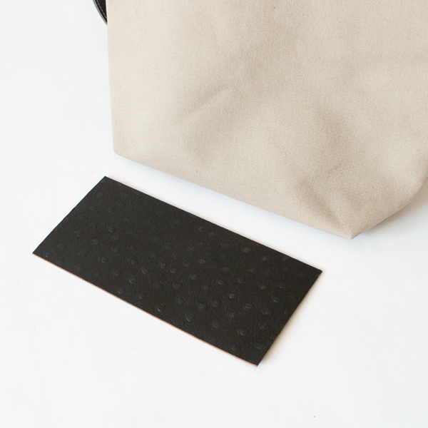 底板にも革肌のようなデザインが施されています (GALET) 底板にも革肌のようなデザインが施されています (GALET)