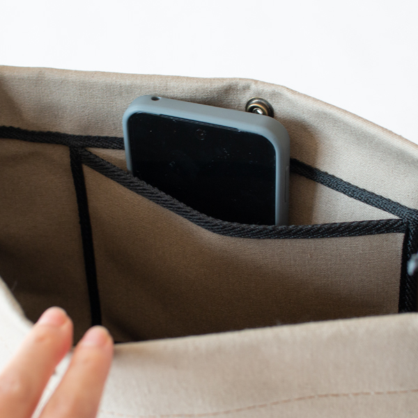 内ポケットにスマートフォンをいれたところ (GALET) 内ポケットにスマートフォンをいれたところ (GALET)