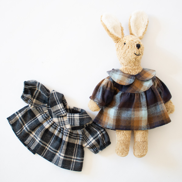 縦30cm前後のぬいぐるみであれば、TOINOU以外にも着用可能です。 縦30cm前後のぬいぐるみであれば、TOINOU以外にも着用可能です。