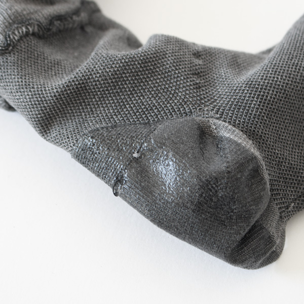 かかと内側にシリコンがついており、かかとをしっとり保湿します(Grey)