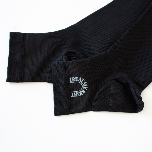 トゥレスタイプで一年を通して身につけられます(Black)