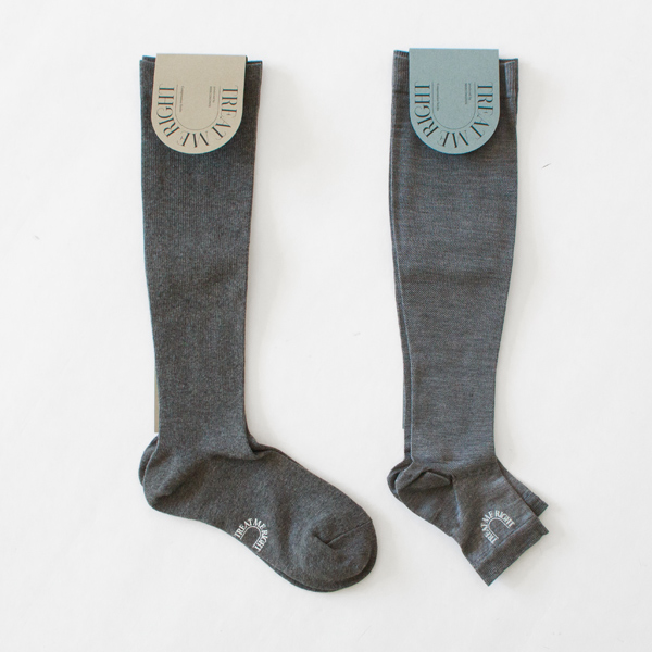 着圧ソックス(左:日中使用におすすめなコットン、夜使用におすすめなシルク)) 着圧ソックス(左:日中使用におすすめなコットン、夜使用におすすめなシルク))