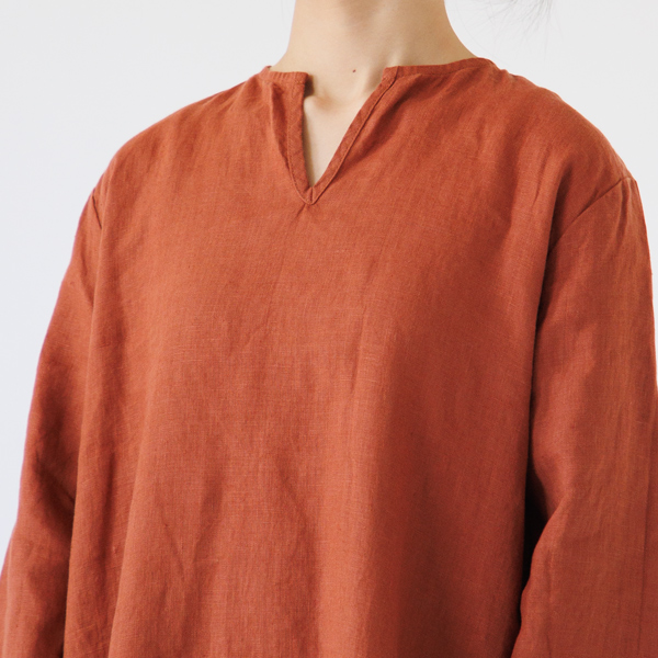 胸元にもスリットが入っているので、肌寒い日は下にタートルネックや薄手のニットを合わせても