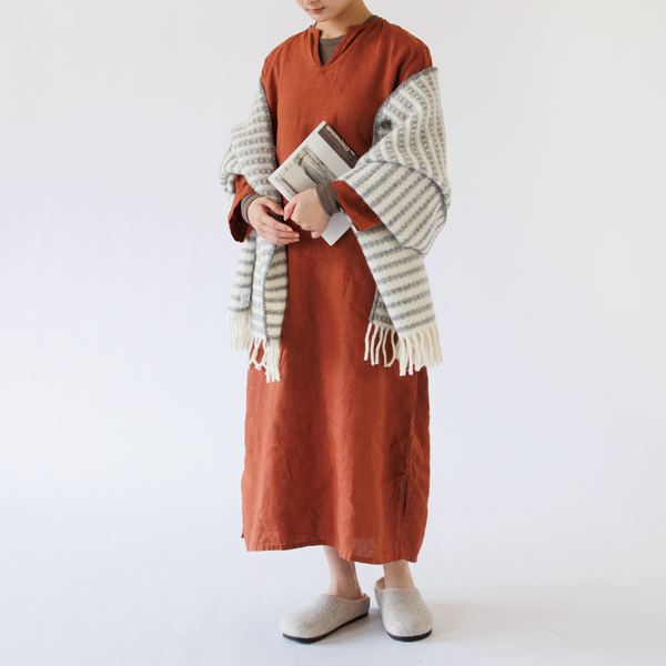あえて無地を選ぶことで、北欧柄のウールストールや幾何学模様のブランケットとも好相性（身長162cm）