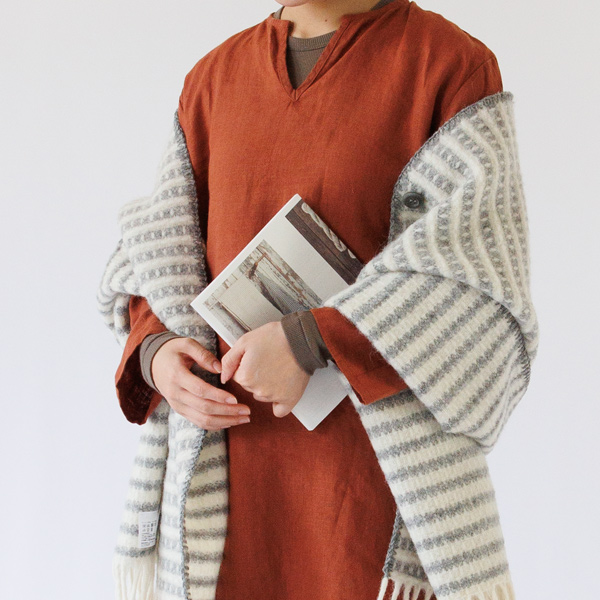 柄をたっぷり使ったお部屋にも、シンプルなお部屋にも合う、絶妙なカラー