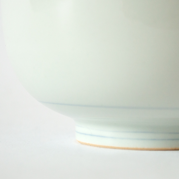 ふっくらどっしりとした安定感のある形です。