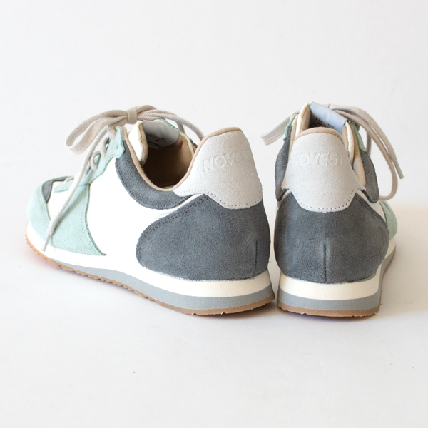 ホワイトをベースに、ミントカラーとグレーを合わせた一足です。