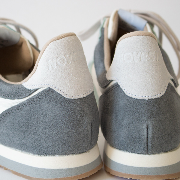 かかとにはロゴの型押し