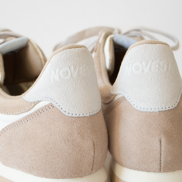 かかとにロゴの型押しが入っています。