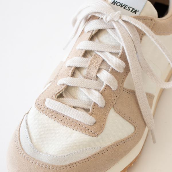 こちらはホワイトをベースに、ベージュを合わせた一足