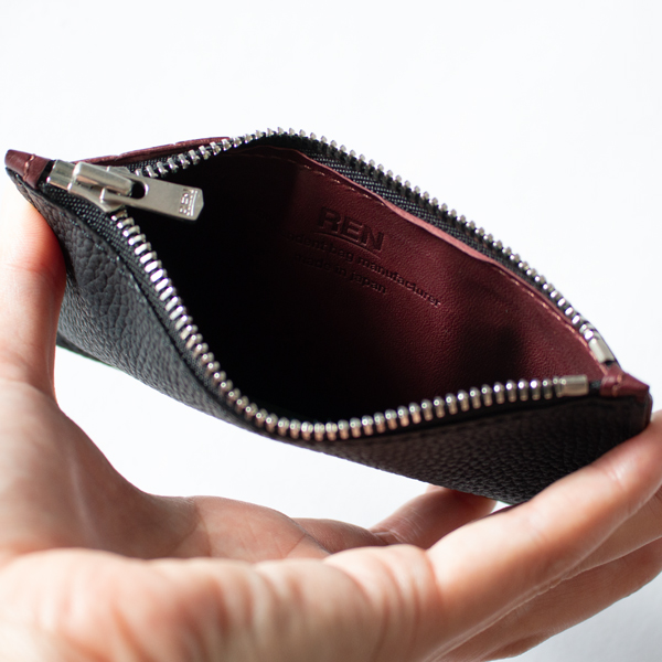 コインやアクセサリーなど無くしたくないものを入れられる(ink black)