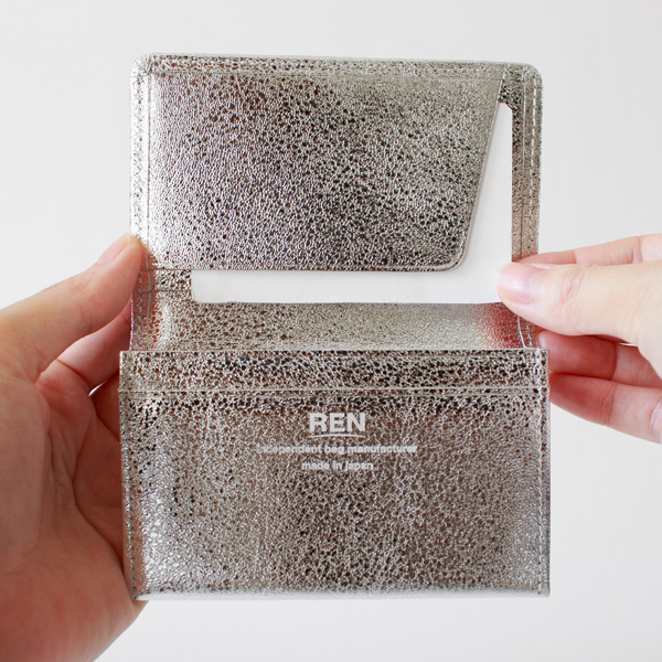 さっと出し入れするカードは上に(カードケース)