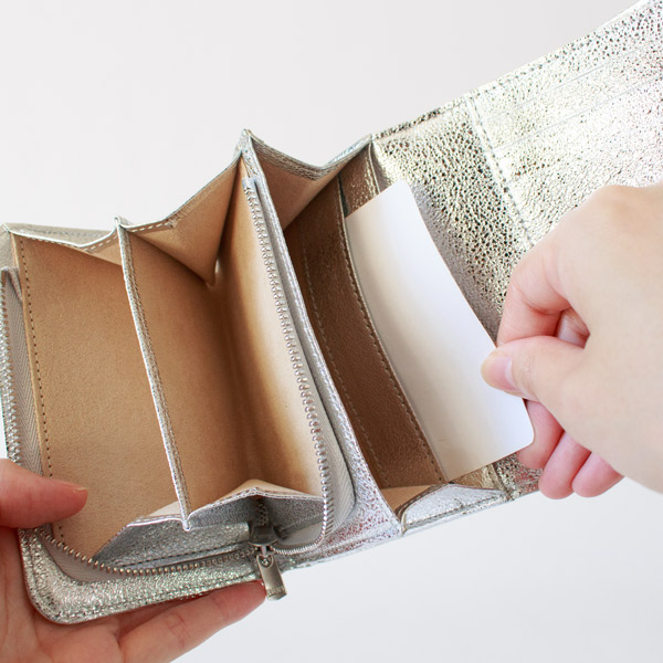 カードをたっぷり入ります(ポストマンウォレットS)