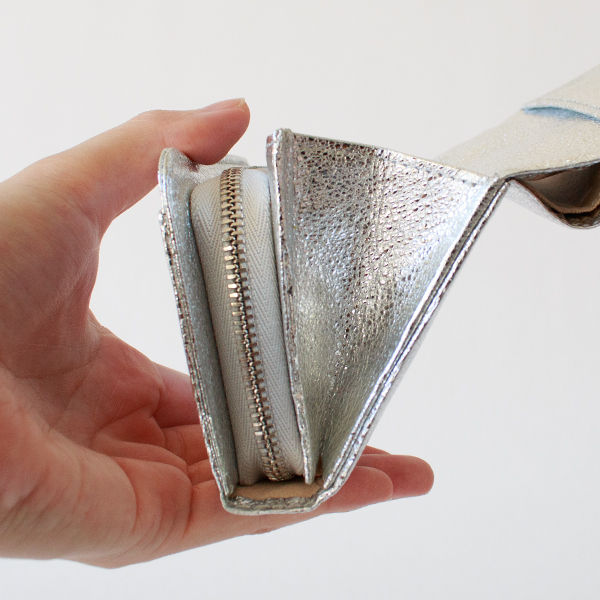 実は薄くてコンパクト(ポストマンウォレットS)