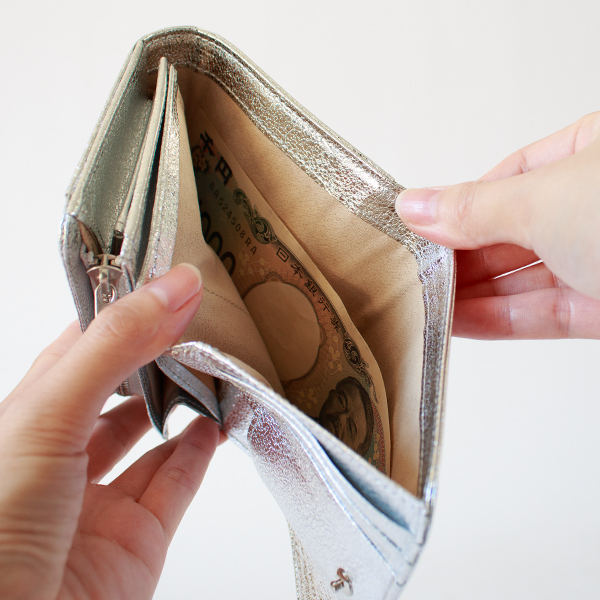 お札入れが深いので、さっとしまいやすい。(ポストマンウォレットS)