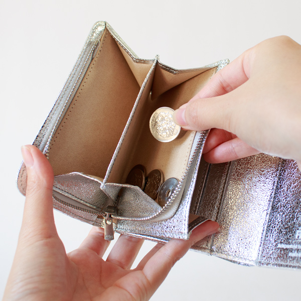 ガバッと開いてコインも取り出しやすい(ポストマンウォレットS)