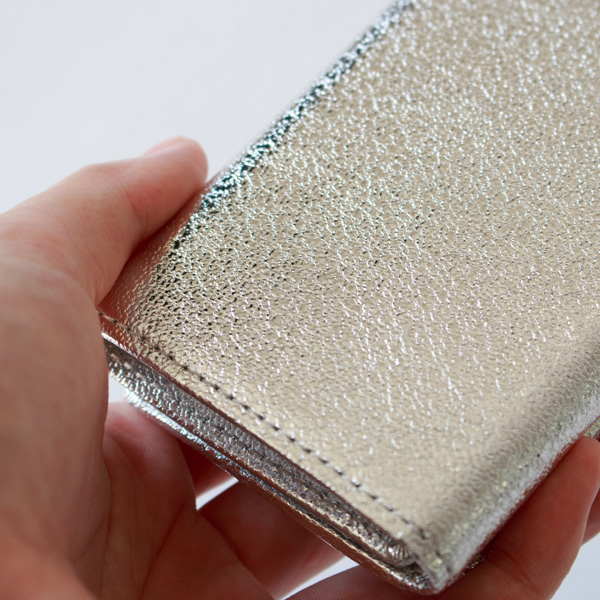 バッグの中に入れても目立つので取り出しやすい