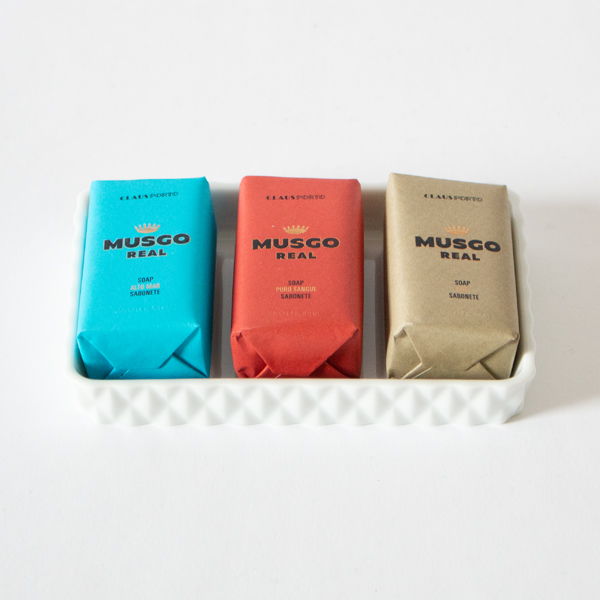 3個セットには磁器のソープディッシュも入っています