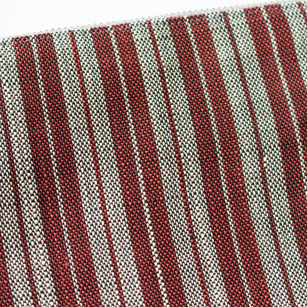 落ち着いた色合い(えんじ色)