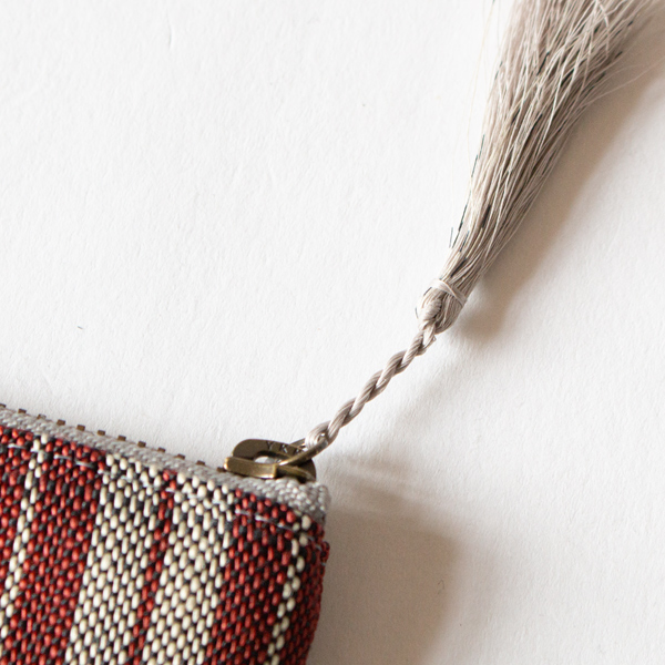 細かな部分も丁寧に作られています(えんじ色)