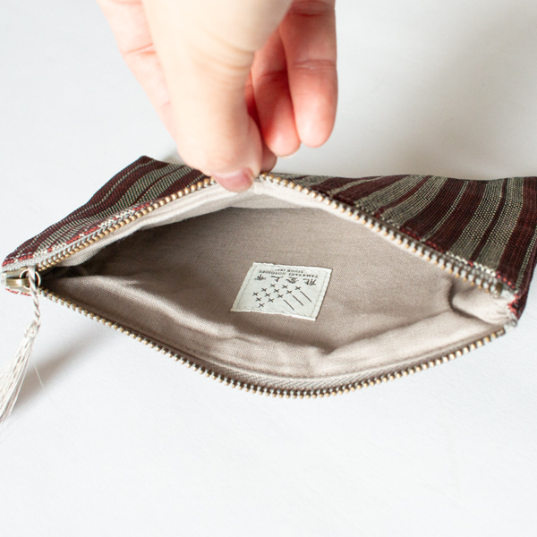 開けたところ(えんじ色)