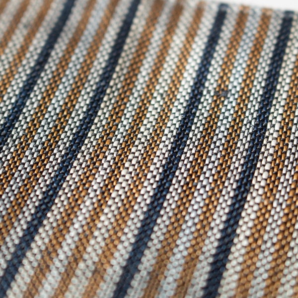 手仕事らしい温かみが感じられます(灰色)