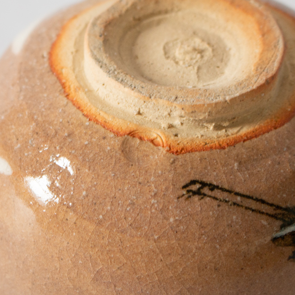 釉薬がかかった箇所との色の違いを楽しめます