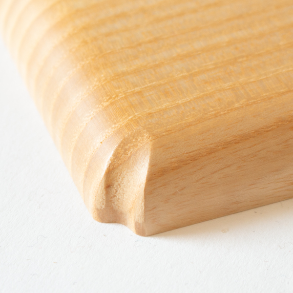 ウレタン塗装が施されているため、油じみや黒ずみがつきにくく、日常使いしやすい（木瓜）