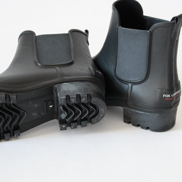 天然ゴムの表面のブルームは、ゴムの劣化要因から製品を守り、ひび割れや劣化を防ぐ働きをしています