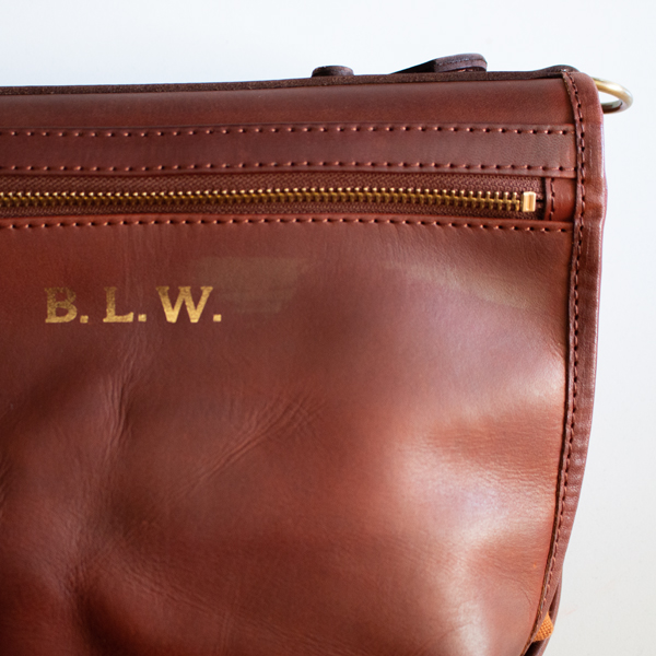 丘染めと呼ばれる手染めの技法で一枚一枚染め上げているため、色むらが見られる場合がございます。