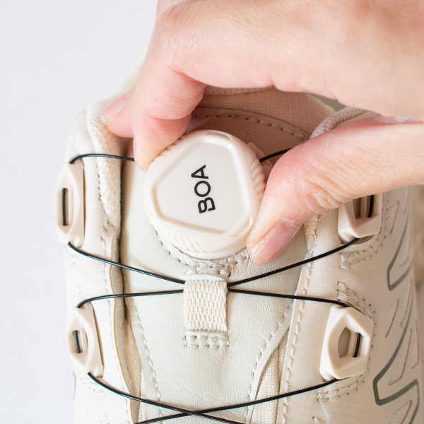 ダイヤルで紐の長さを調節できます(CREAM) ダイヤルで紐の長さを調節できます(CREAM)