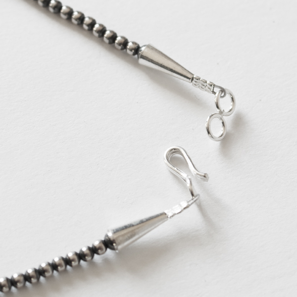 フックで身につけられるので、着脱もスムーズです