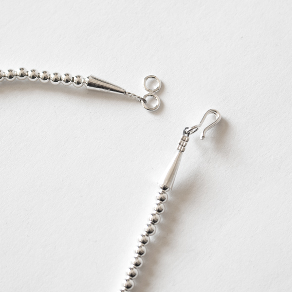 フックにかけるだけでつけられるので着脱がスムーズです(Shiny)