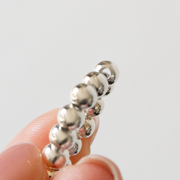 内側は空洞になっているので、軽い着用感(Shiny)