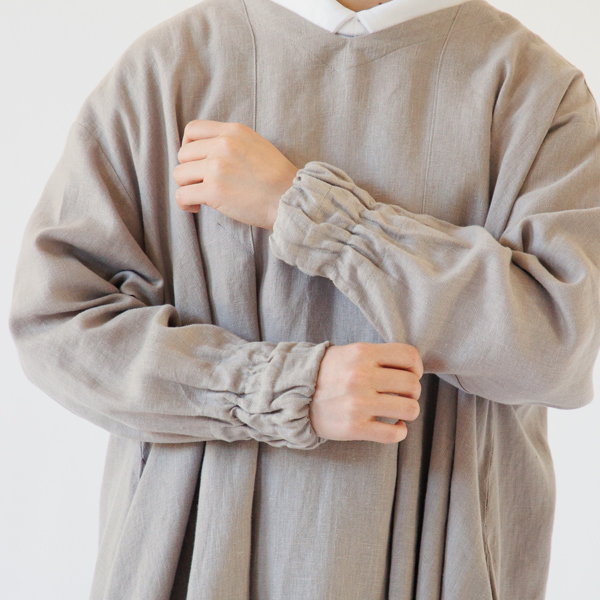 袖はソフトなゴムを数段に分けて入れ、袖を上げても痛くないように(SHORT)