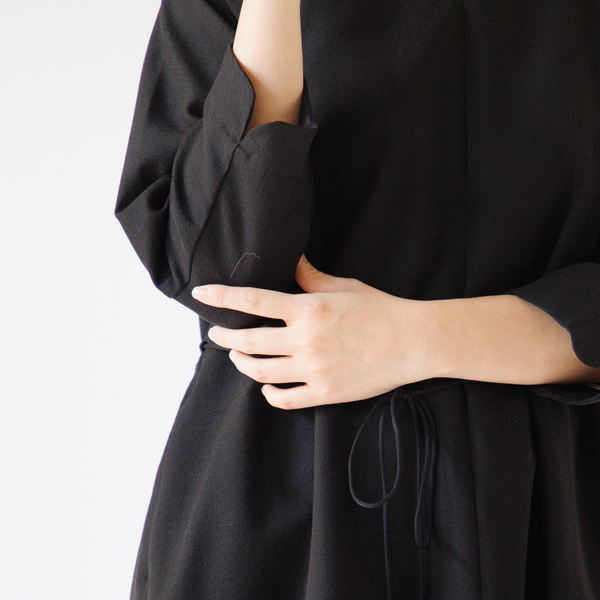 袖口にはスリットが入っています。(スミクロ)