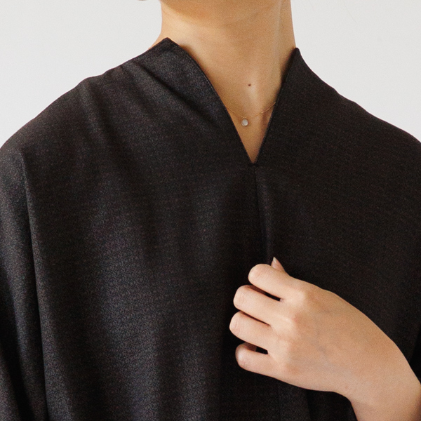 ネックレスもさりげなく引き立てます。(スミクロ)